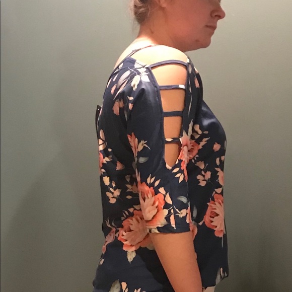 Women’s Cold Shoulder Ladder 3/4 sleeve top - Picture 3 of 3